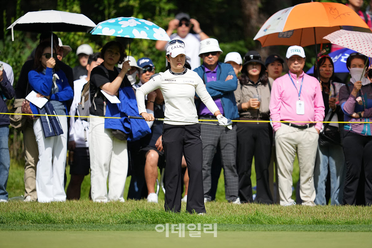 [포토]이승연,첫 홀 칩인을 노려본다