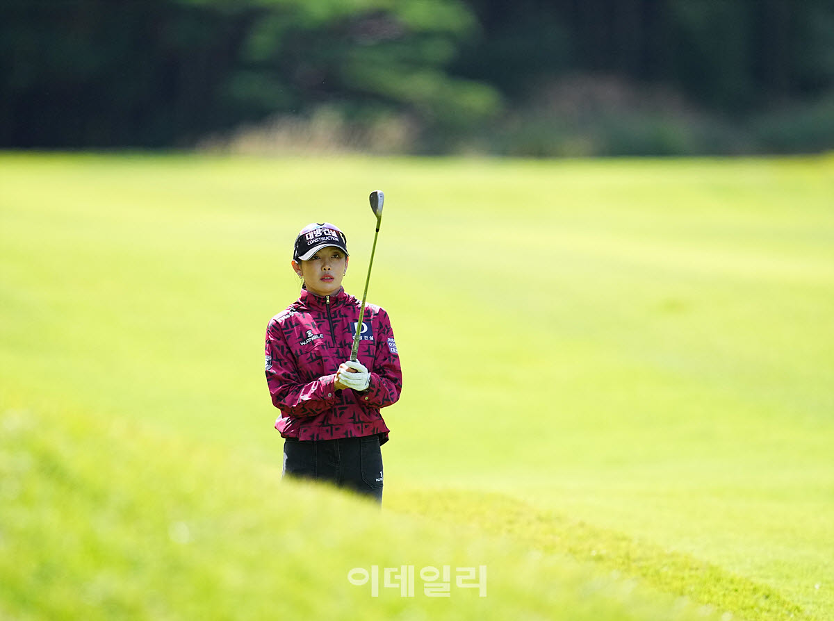 [포토]현세린,러프에서 핀에 집중한다