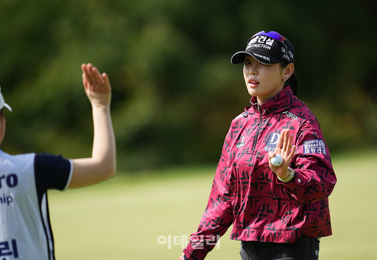 [포토]현세린,버디 성공 하이파이브 하자