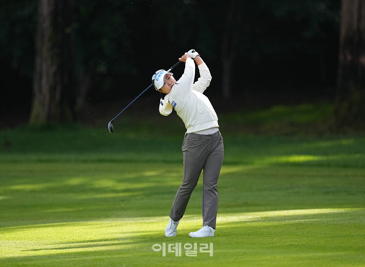 [포토]홍진영,첫 홀 그린에 올라가라