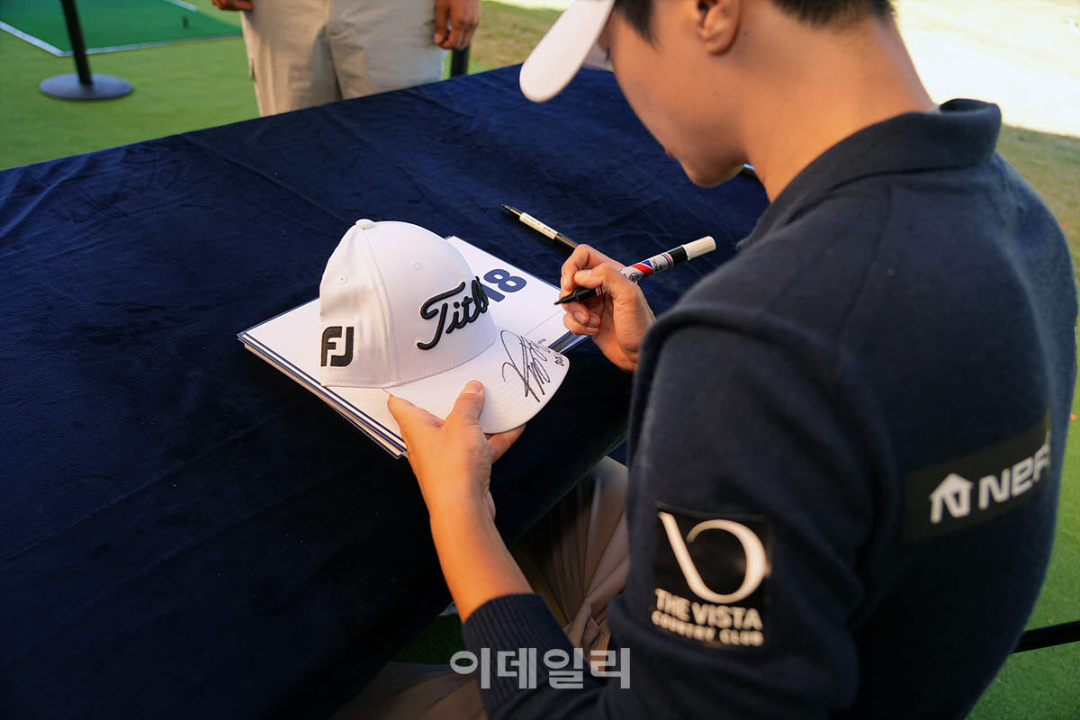 [포토]박성현,모자 사인은 기본이죠