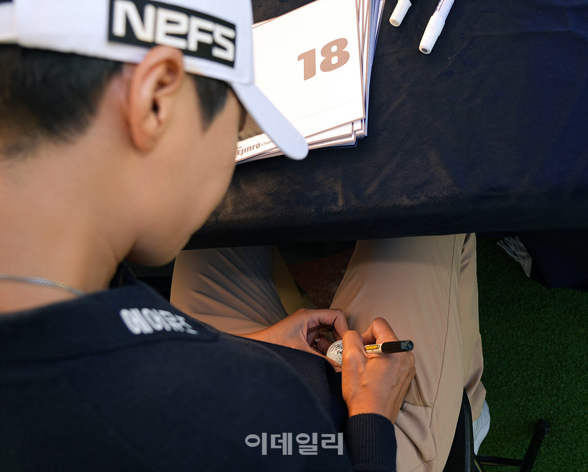 [포토]박성현,볼 사인은 집중해야합니다
