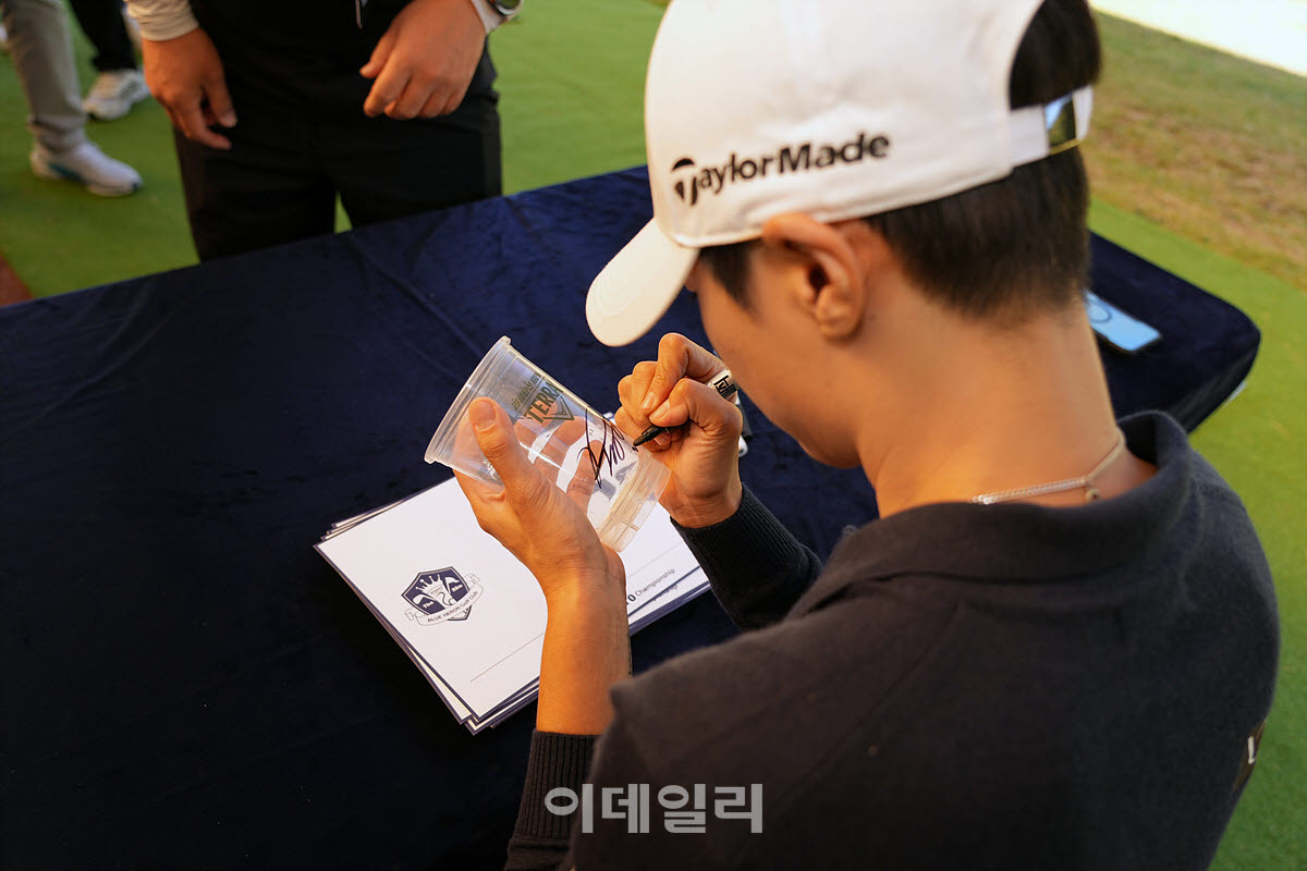 [포토]박성현,컵에도 사인 해드려요