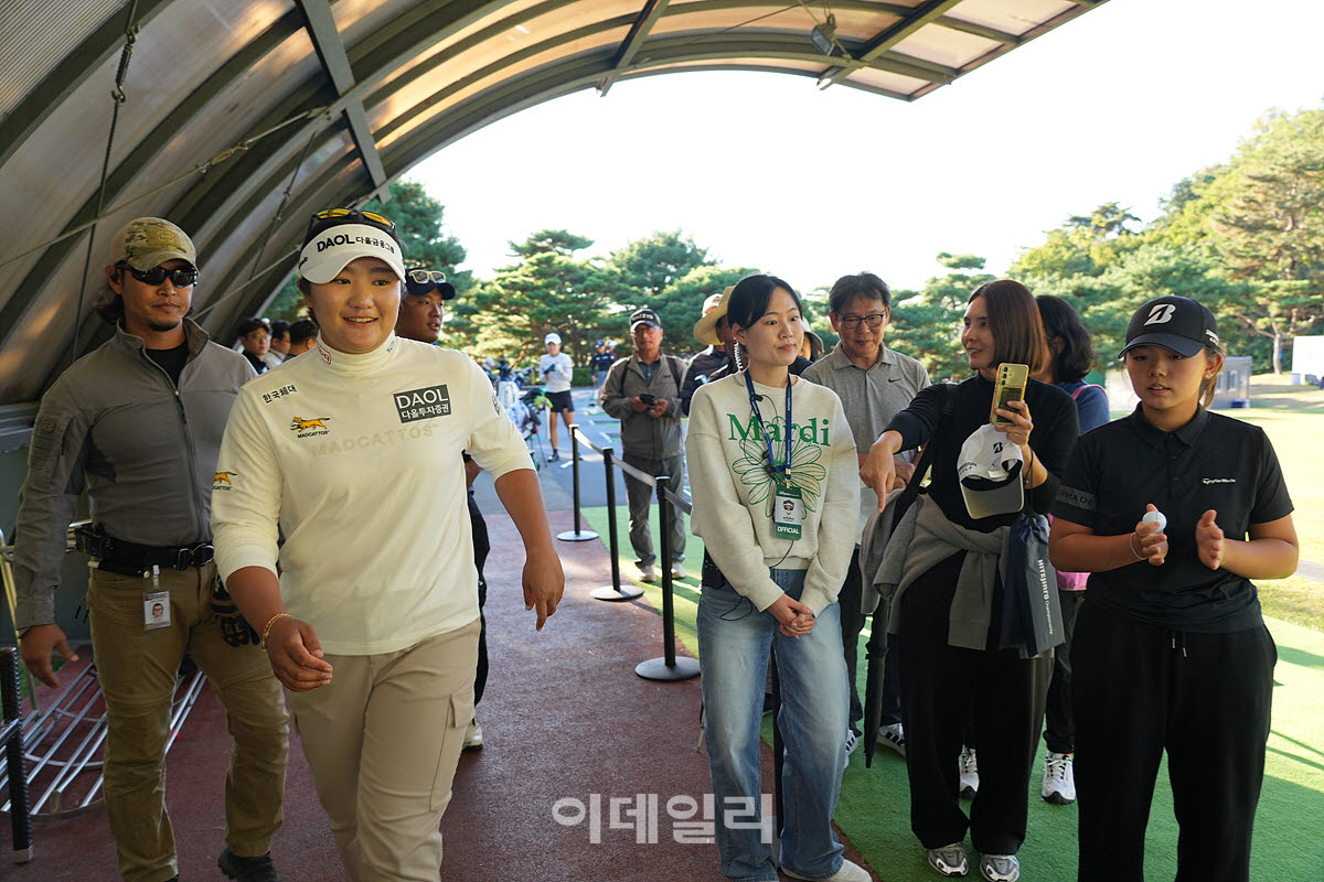 [포토]유해란,환영 받으며 입장해요