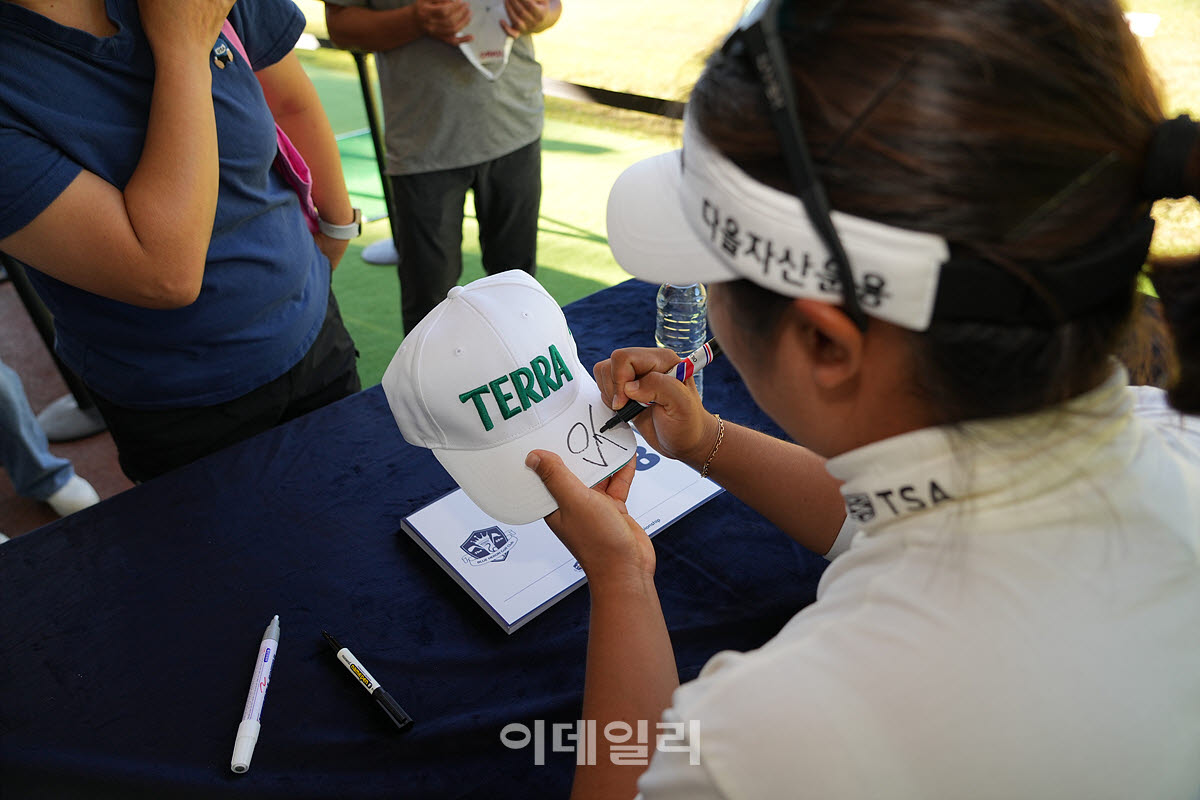 [포토]유해란,대회 모자에 사인합니다