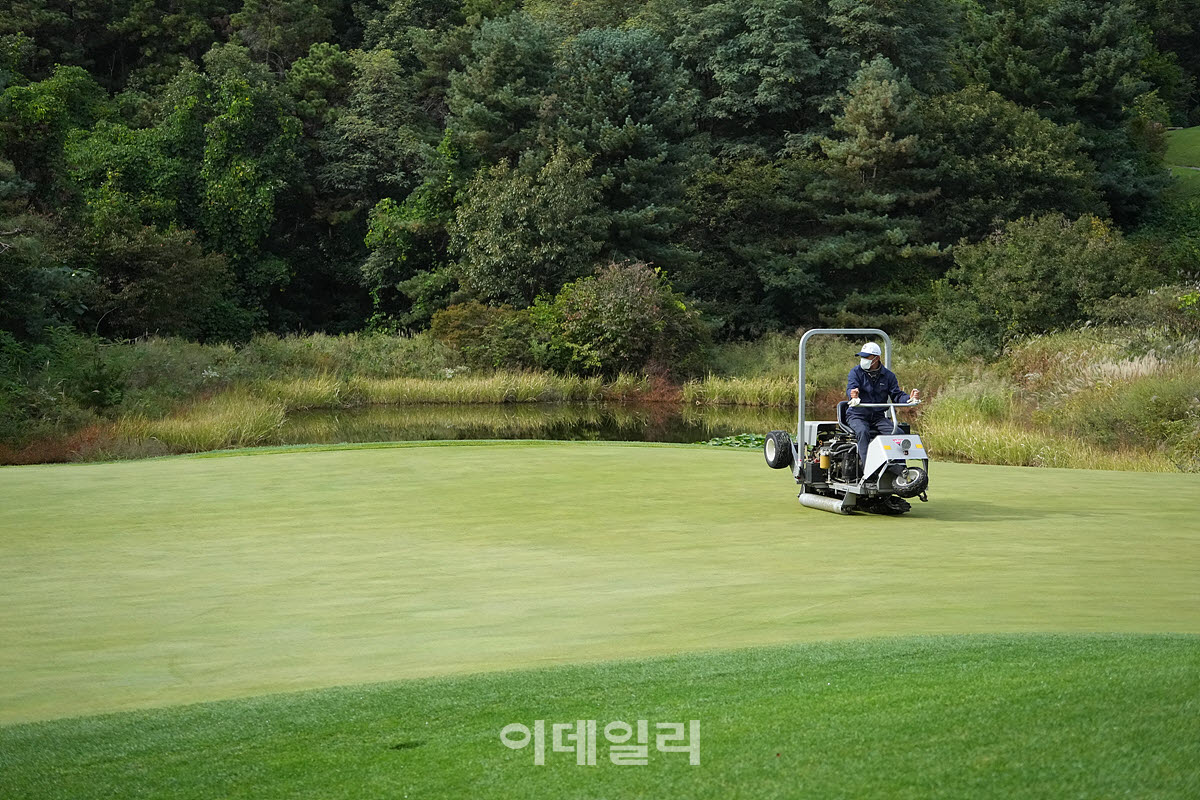 [포토]'제26회 하이트진로 챔피언십'최종일 시작전 그린 정리