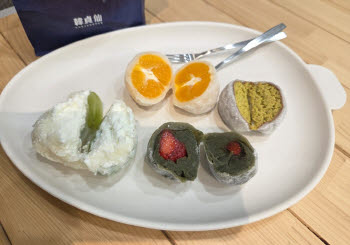 떡 한 알 6500원, 540팀 줄선 ‘한정선’…두 시간 기다린 맛 