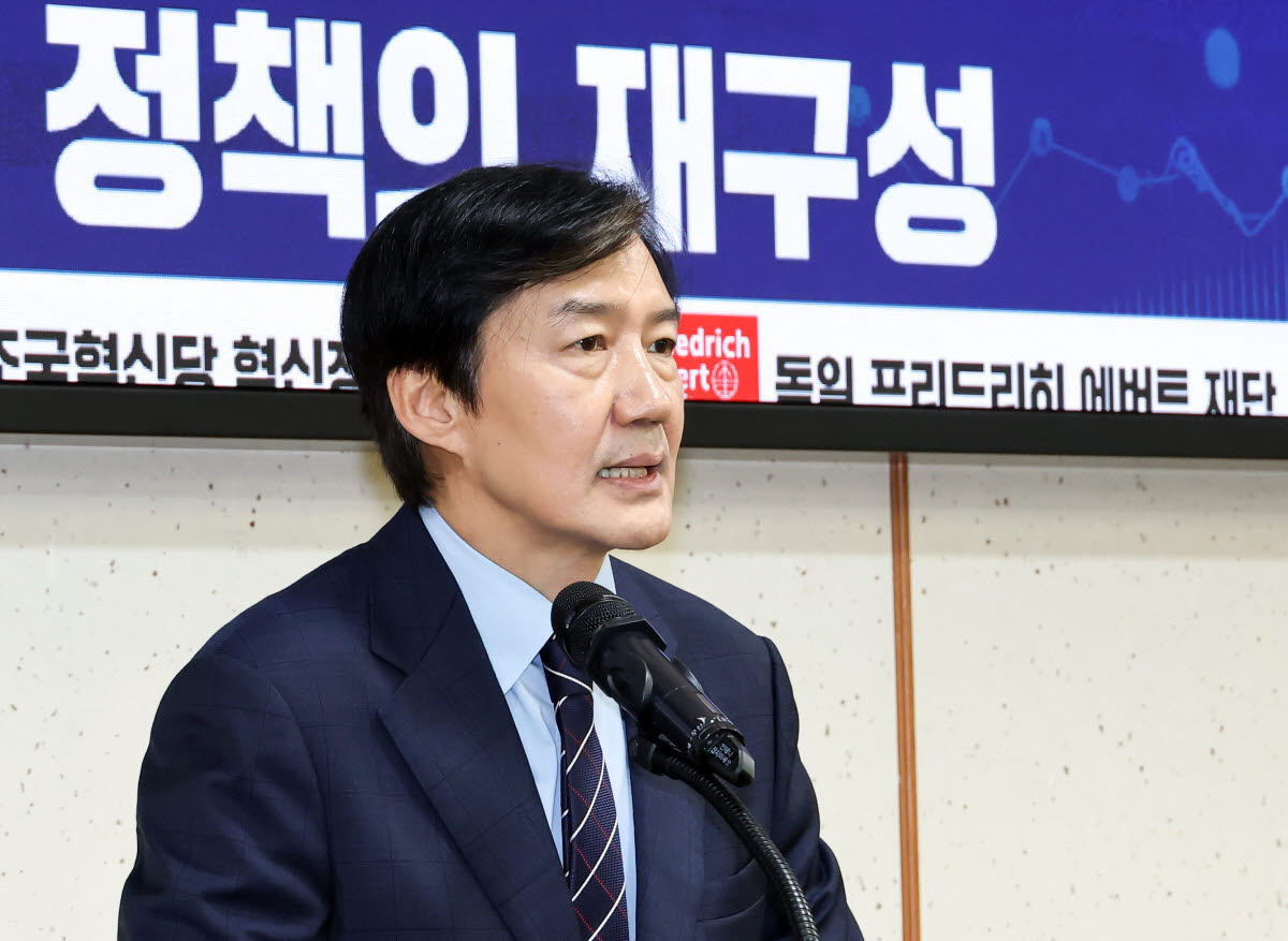 조국 ‘암살자(들)’ 논란에 "육영수 조롱 아닌데...쌍욕에 별점테러"
