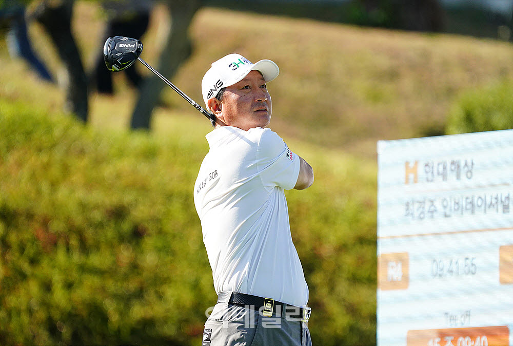 [포토] 황인춘, 타구 방향을 바라본다