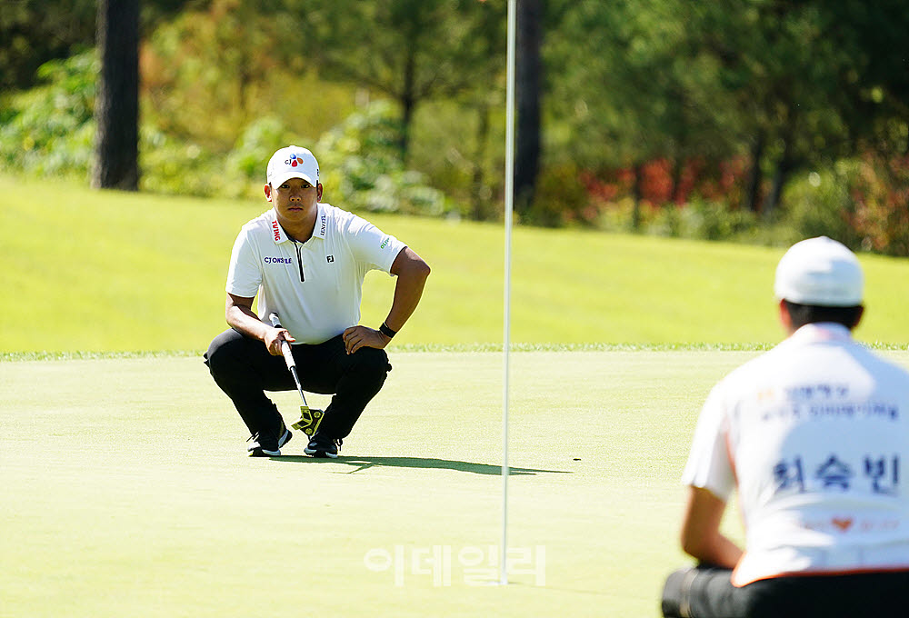 [포토] 최승빈, 반대편에서 살피는 그린