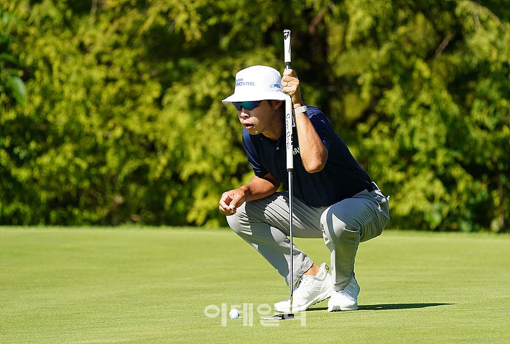 [포토] 최진호, 버디 길을 읽는다