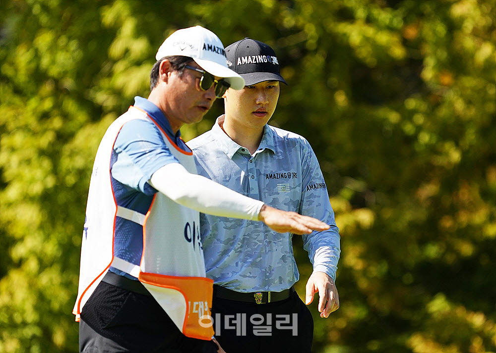 [포토] 이유석, 캐디와 작전 타임