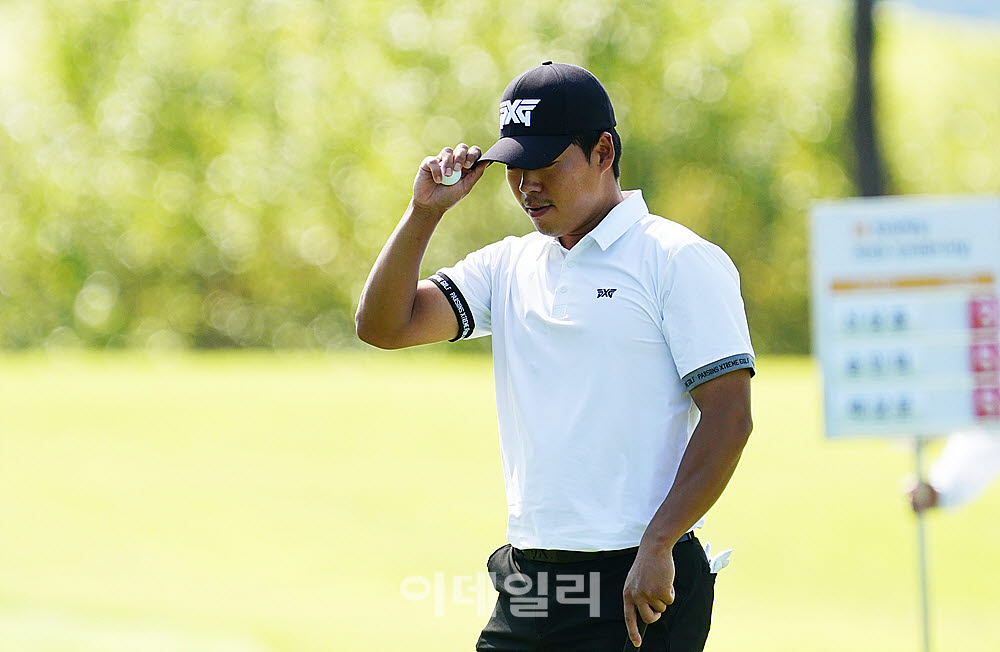 [포토] 신상훈의 버디 인사