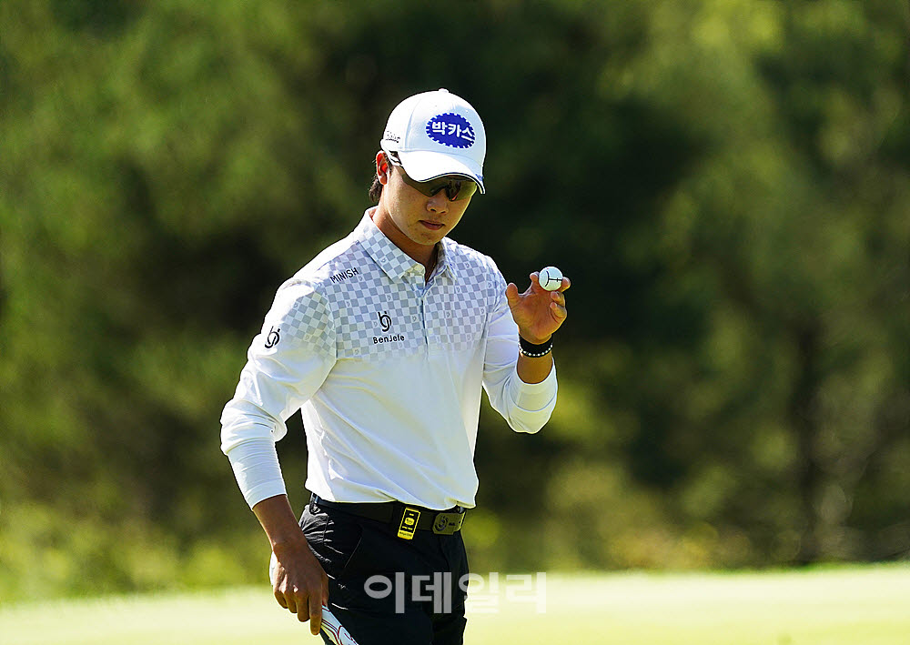 [포토] 송민혁, 첫 홀 버디 성공하며 갤러리에 인사