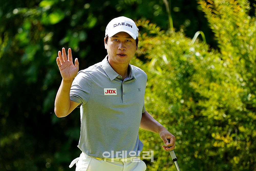 [포토] 왕정훈, 버디 성공하며 갤러리의 환호에 인사