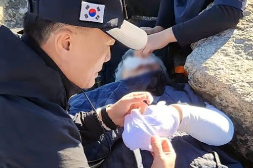 쉬는 날 설악산 찾은 소방관…추락한 60대 살렸다