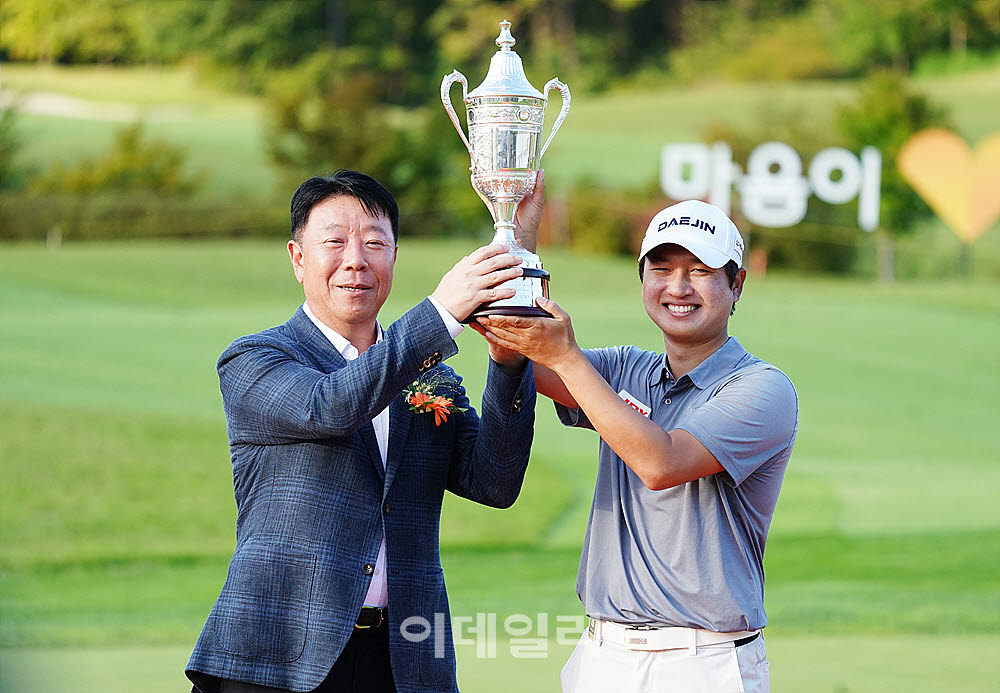 [포토] 왕정훈, 현대해상 이석현 대표로부터 우승트로피
