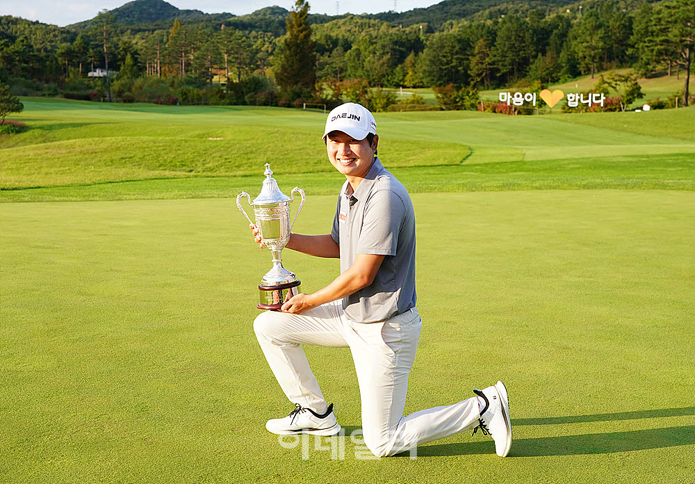 [포토] 왕정훈, 올해 KPGA 신인상 부문 1위 질주 이상무