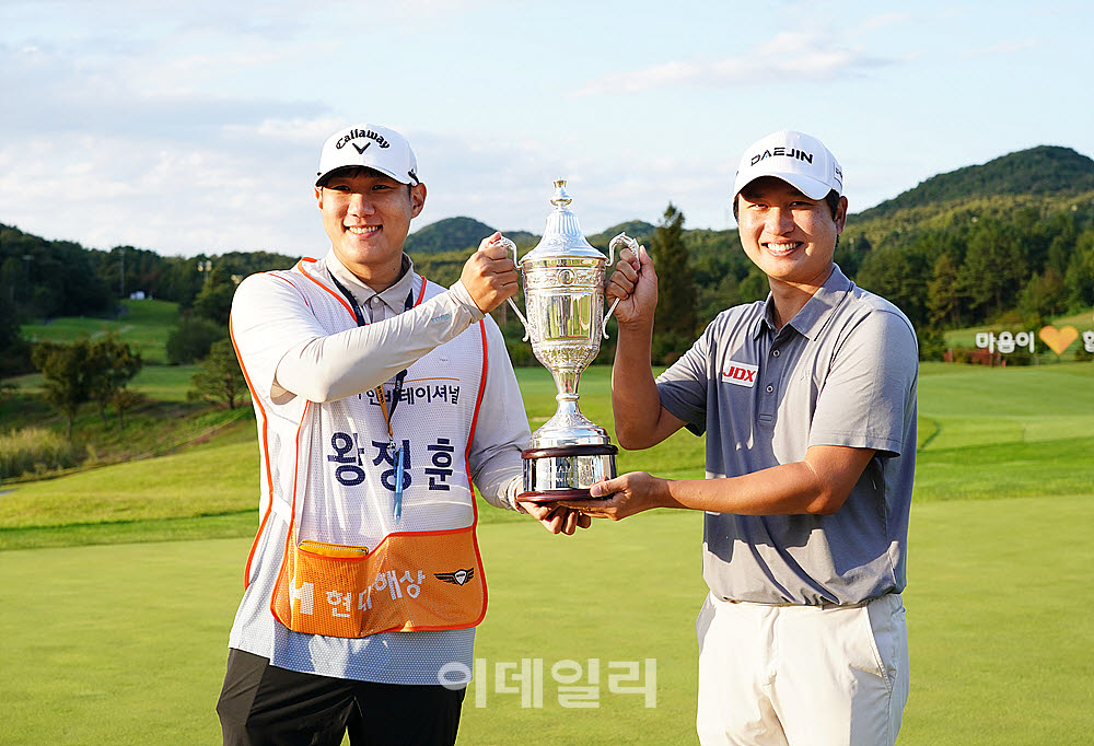 [포토] 왕정훈, 도와 준 캐디와 함께