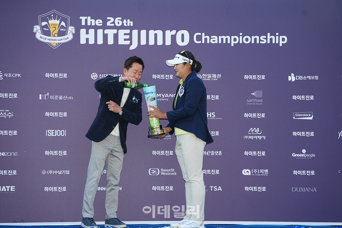 [포토]유해란-장인섭 대표,우승 축하 맥주입니다