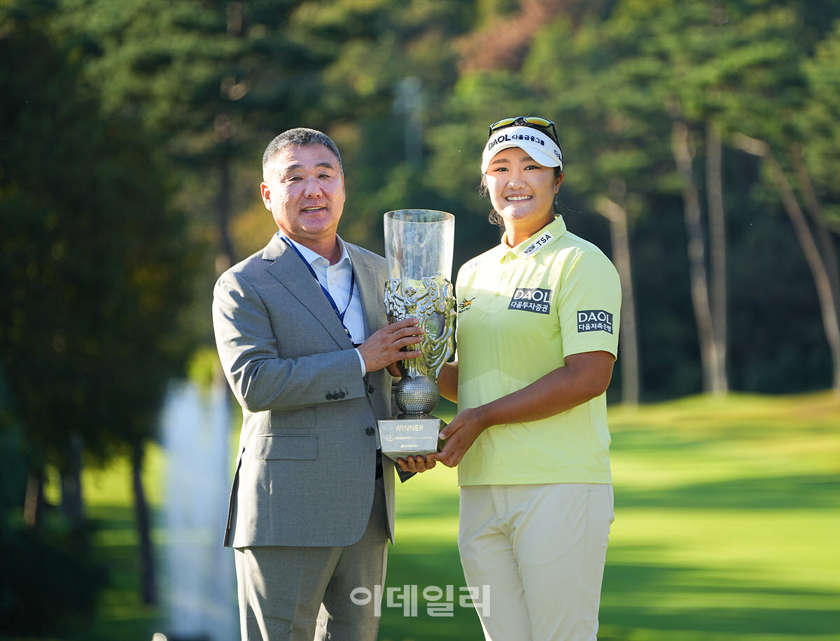 [포토]유해란,서브 스폰서 대표님과 한 컷