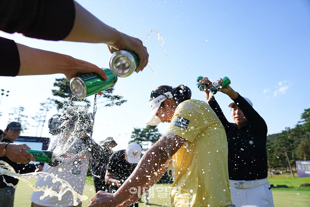 [포토]유해란,쏟아지는 축하 맥주 세례