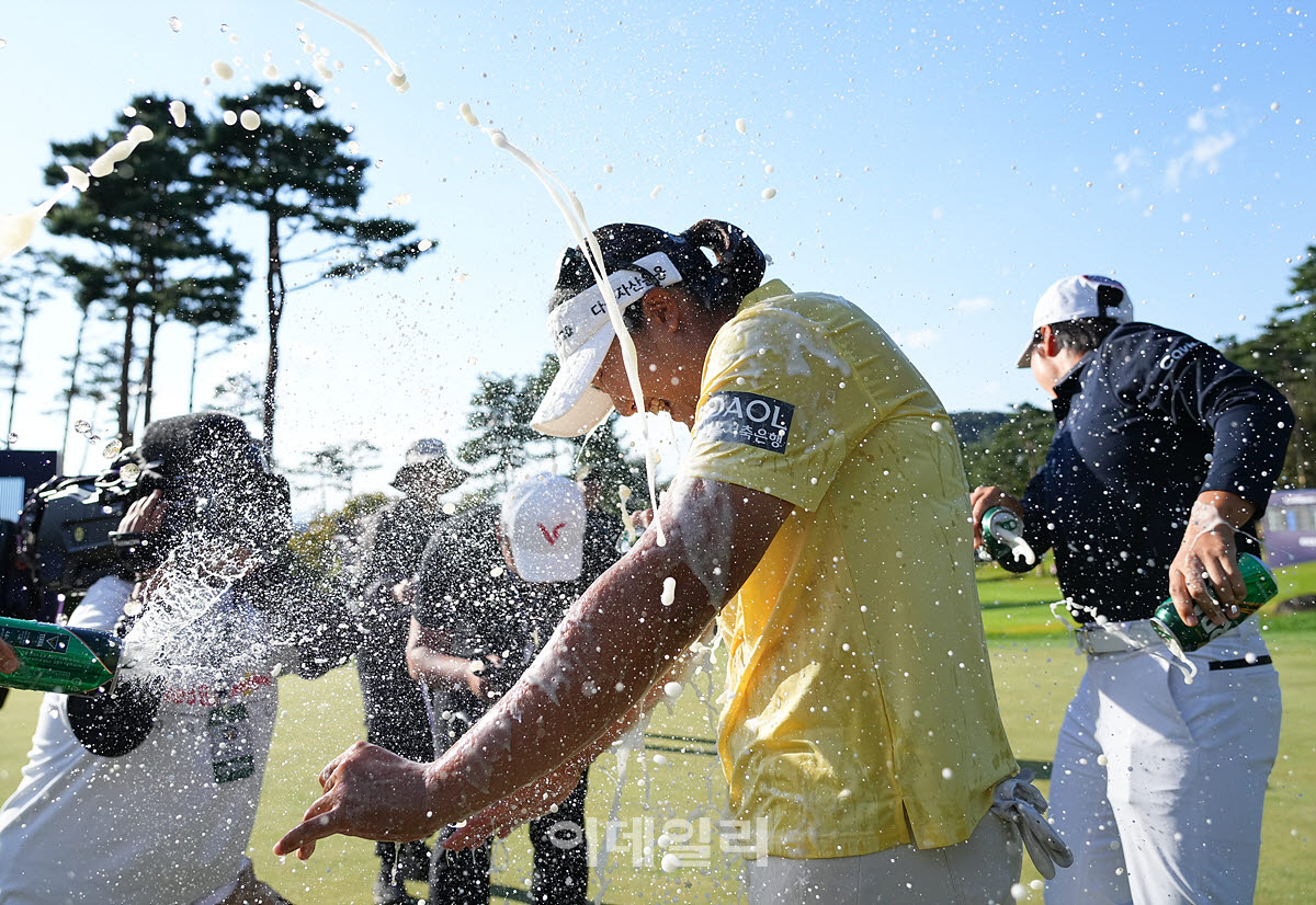 [포토]유해란,흩날리는 축하 맥주