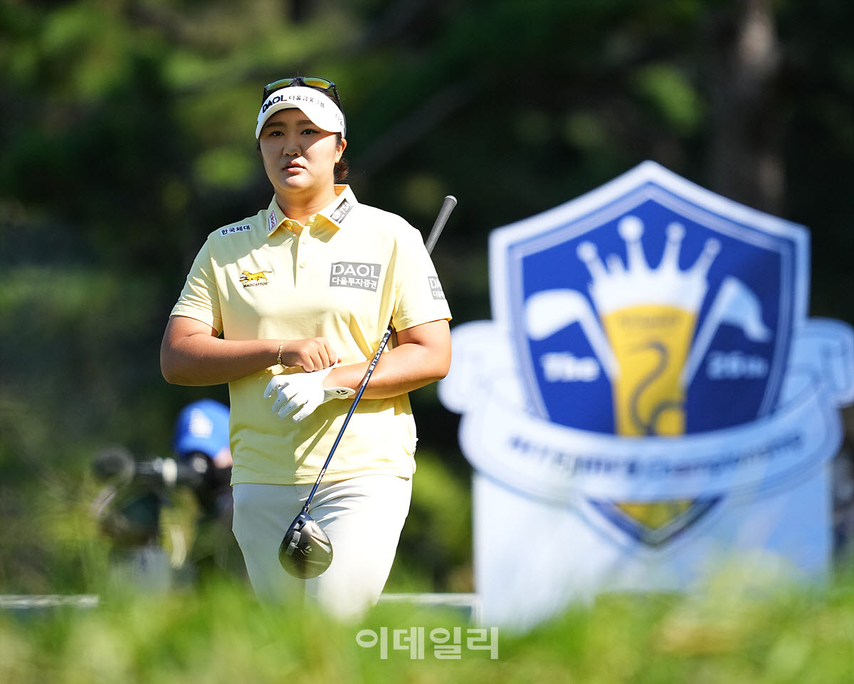 [포토]유해란,공략 보며 준비한다