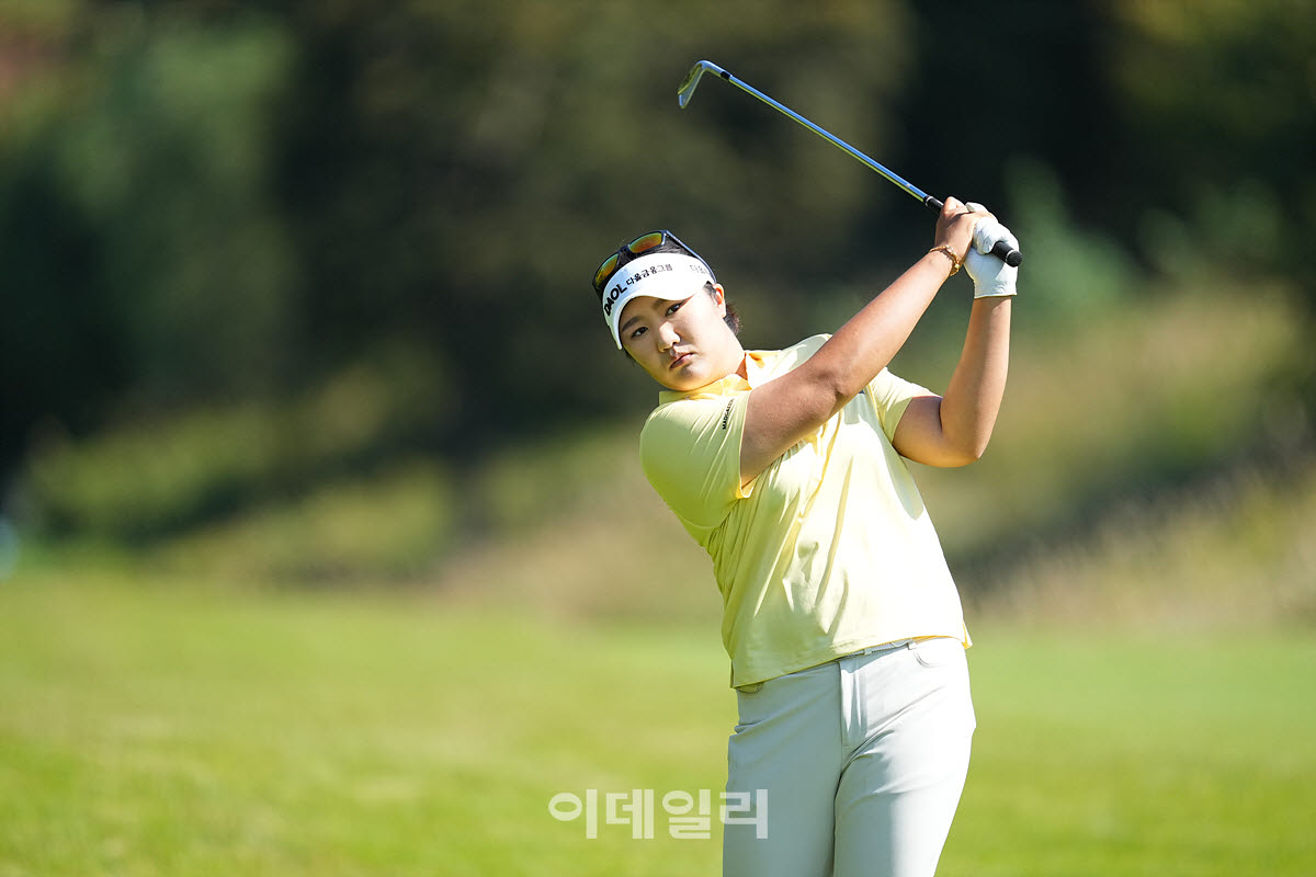 [포토]유해란,부드럽게 연습하기