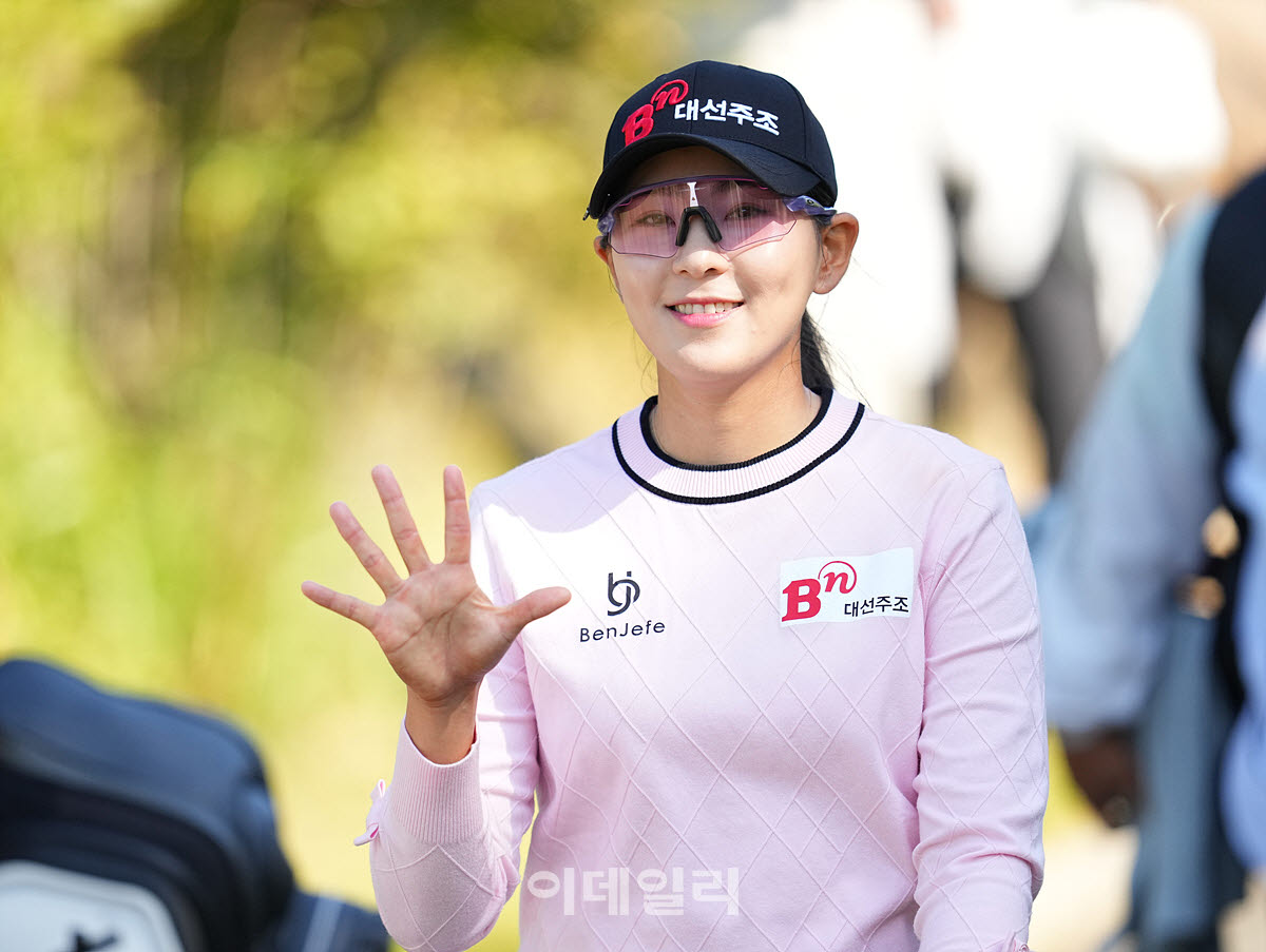 [포토]이지현,최종일 밝은 손인사 출발