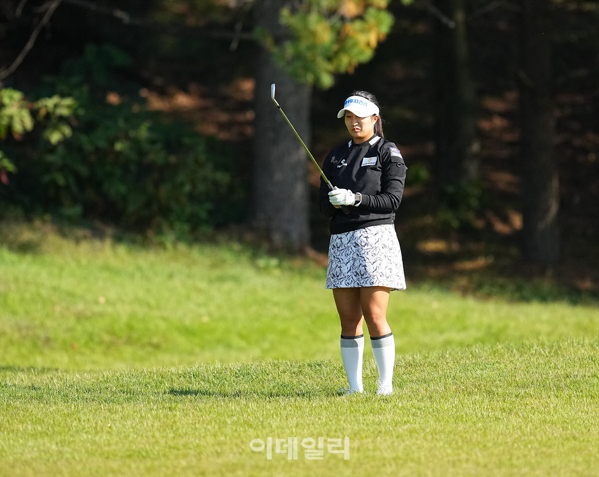 [포토]김시현,러프에서 핀을 정조준한다