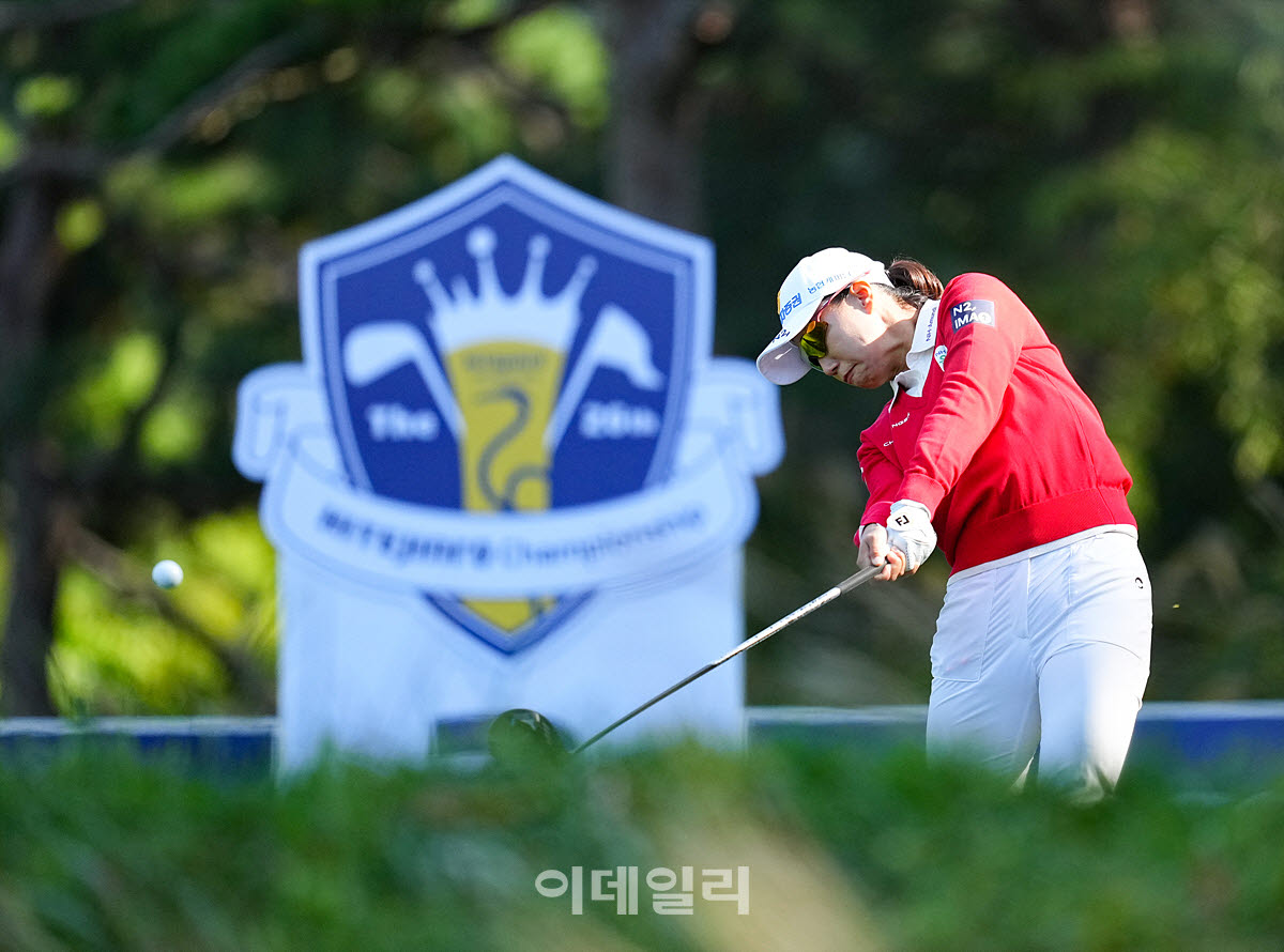 [포토]정윤지,티샷 임팩은 정확하게
