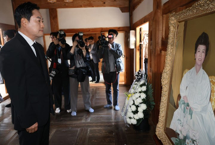육영수 생가 찾은 장동혁 "역사·문화전쟁 맨 앞서 싸울 것"