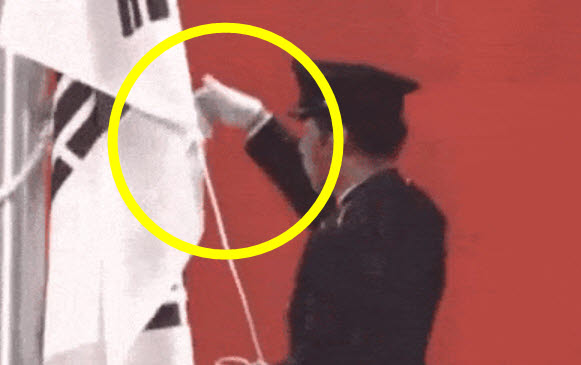 태극기 늑장 게양 고의인가? 관계자 손짓 살펴보니 [영상]
