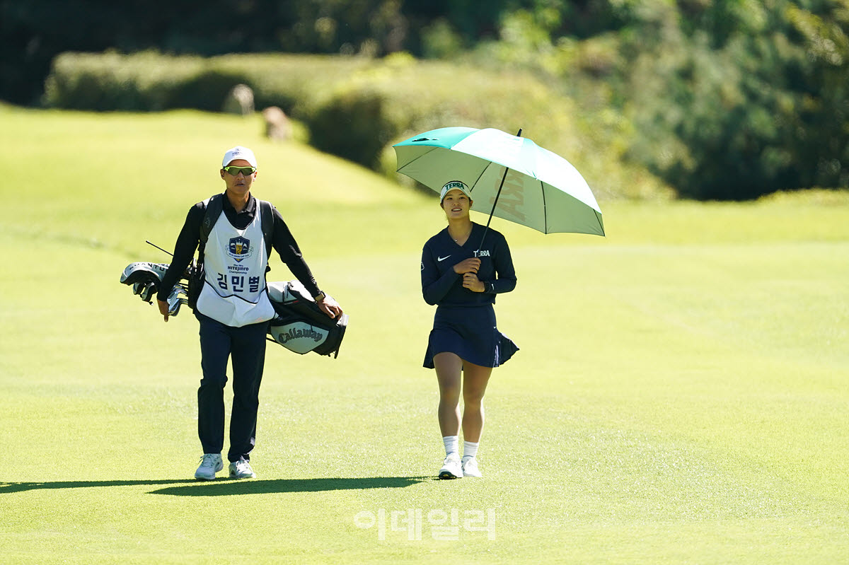 [포토]김민별,가을 햇살 받으며 이동