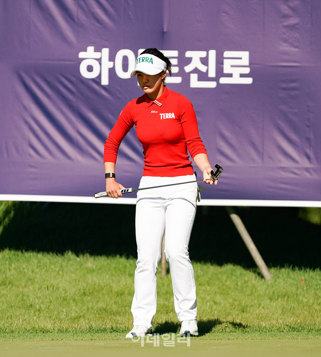 [포토]성아진,먼거리 버디를 노려본다