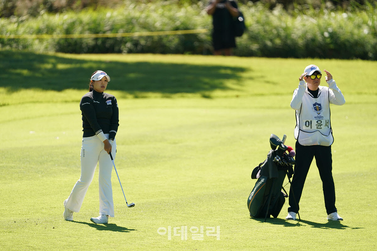 [포토]이윤서,타구는 그린 중앙이다