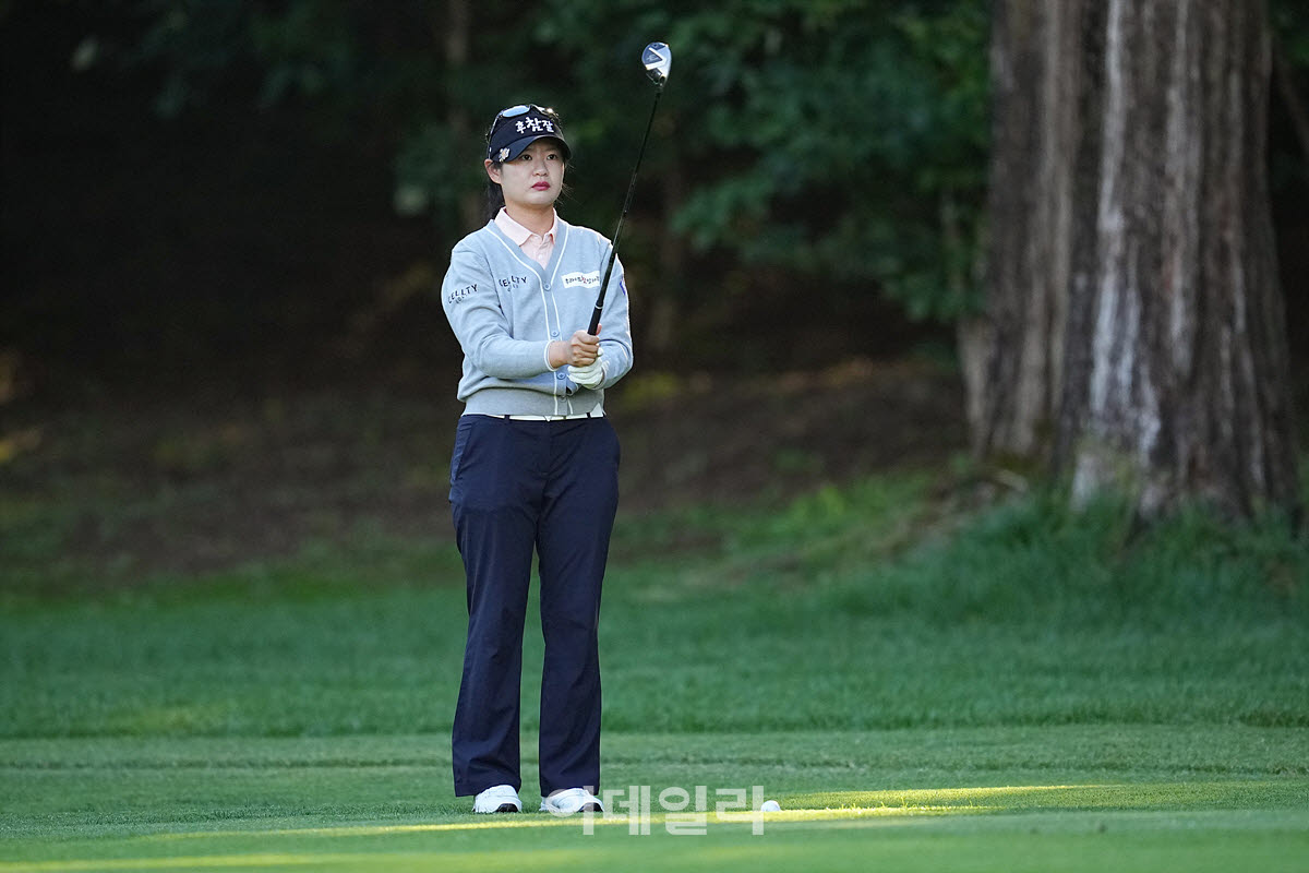 [포토]한지원,첫 홀 핀을 조준