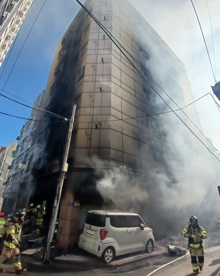 인천 8층짜리 오피스텔 건물서 불…인명피해 없고 외벽 그을림