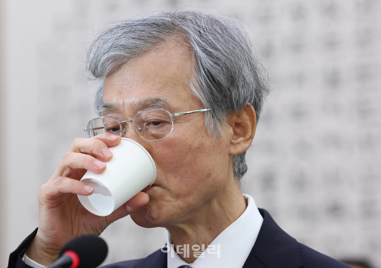 [포토]국정감사, '물 마시는 조희대 대법원장'