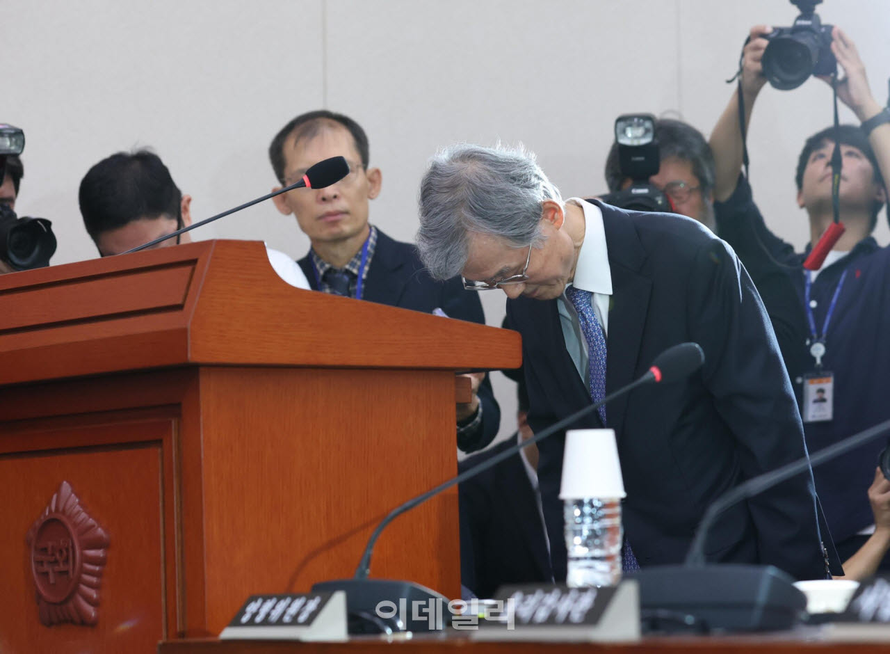 [포토]국정감사, '허리숙여 인사하는 조희대'
