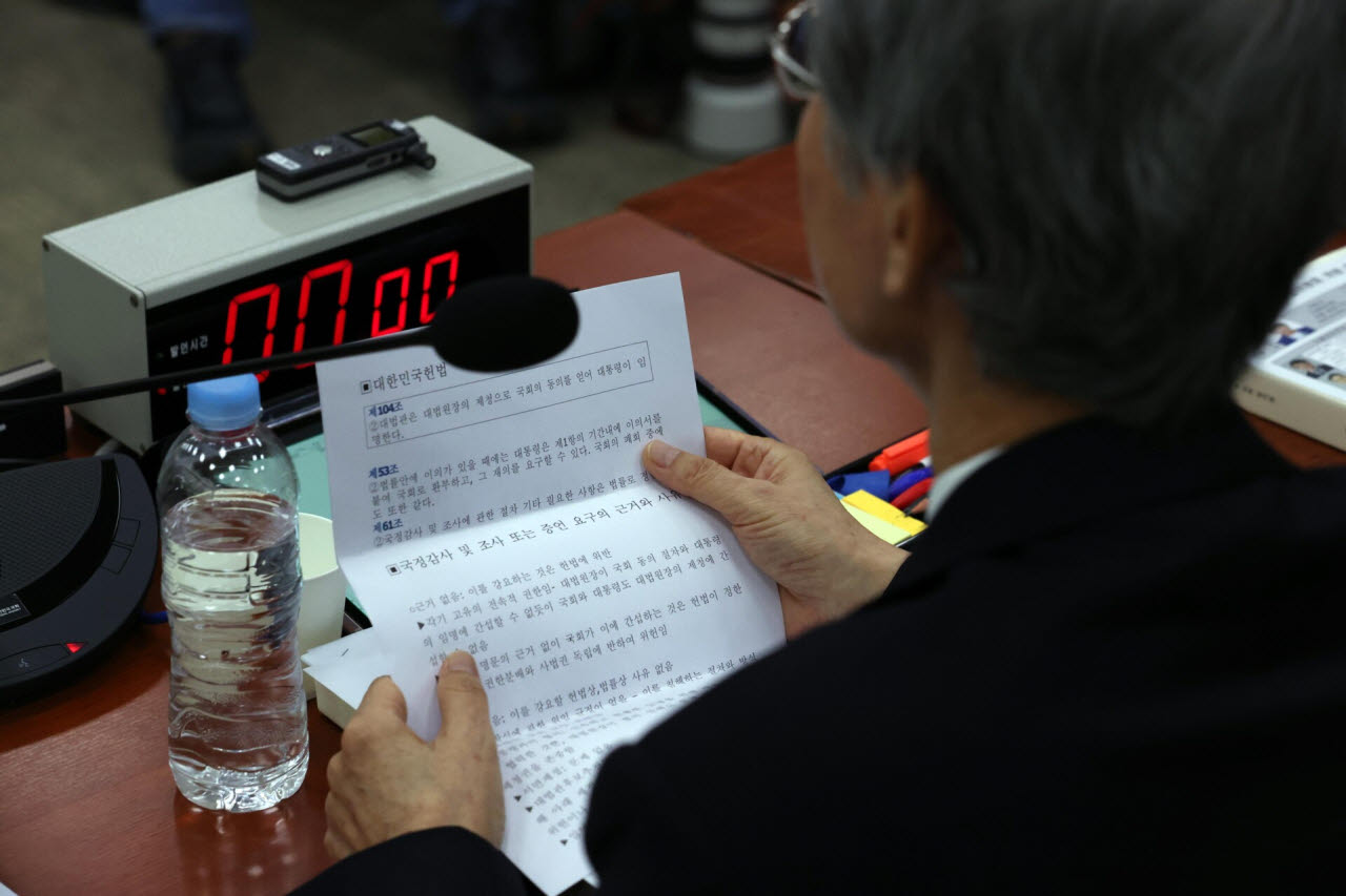 [포토]국정감사, '준비한 답변 읽는 조희대'