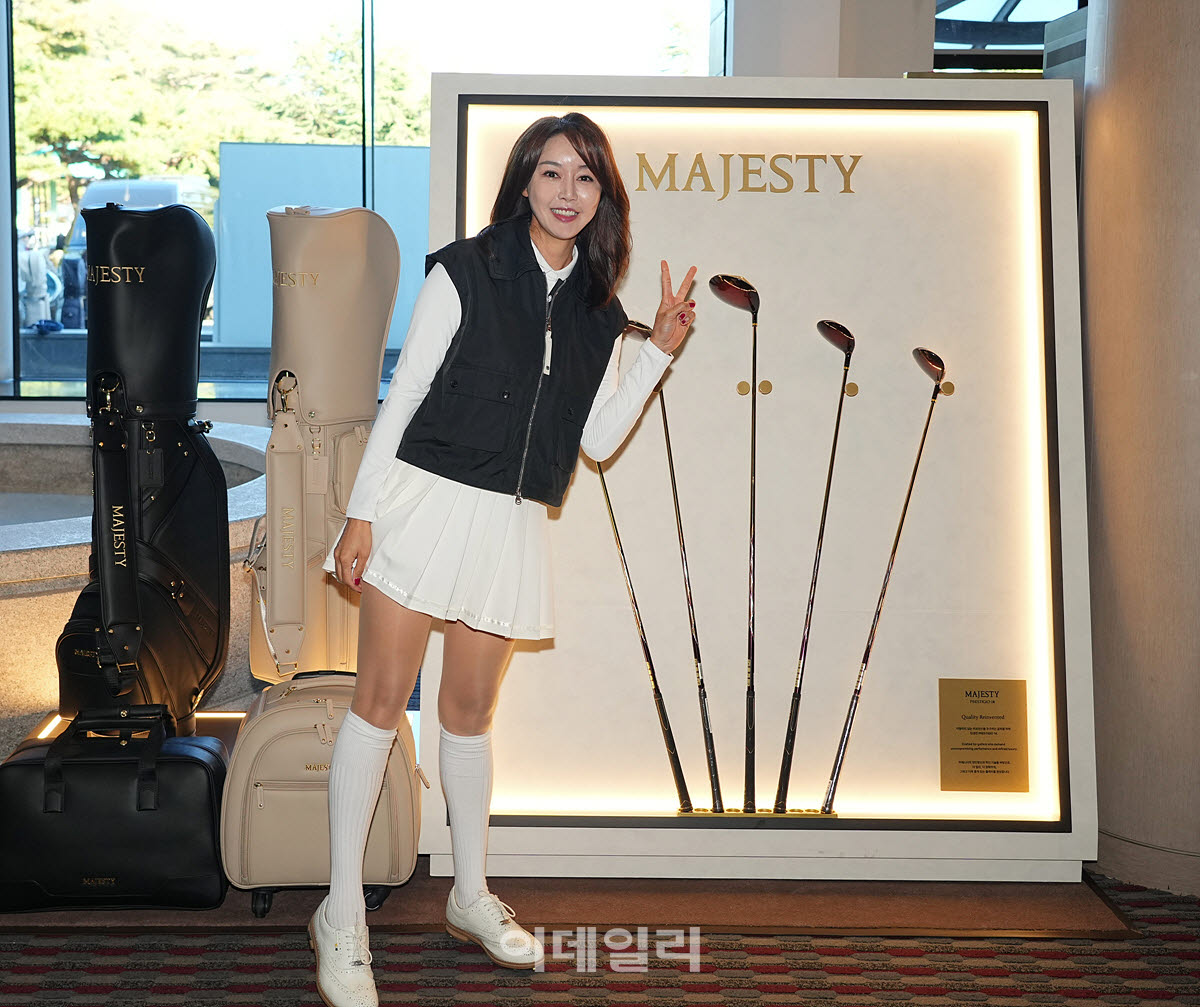 [포토]김민아 아나운서,미소 브이 인사