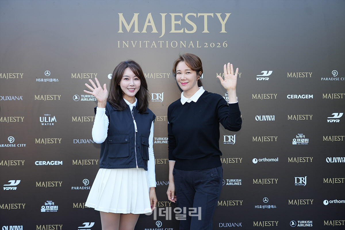 [포토]김민아 아나운서-김영,콤비로 밝은 손인사