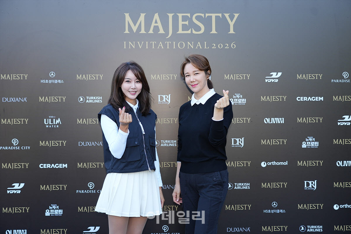 [포토]김민아 아나운서-김영,사랑으니 하트 인사