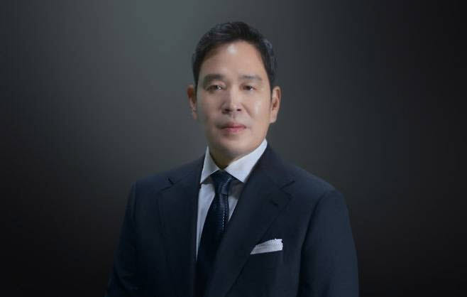 유통 넘어 콘텐츠 ‘신세계’로…정용진, 워너 인수에 1.4조 베팅