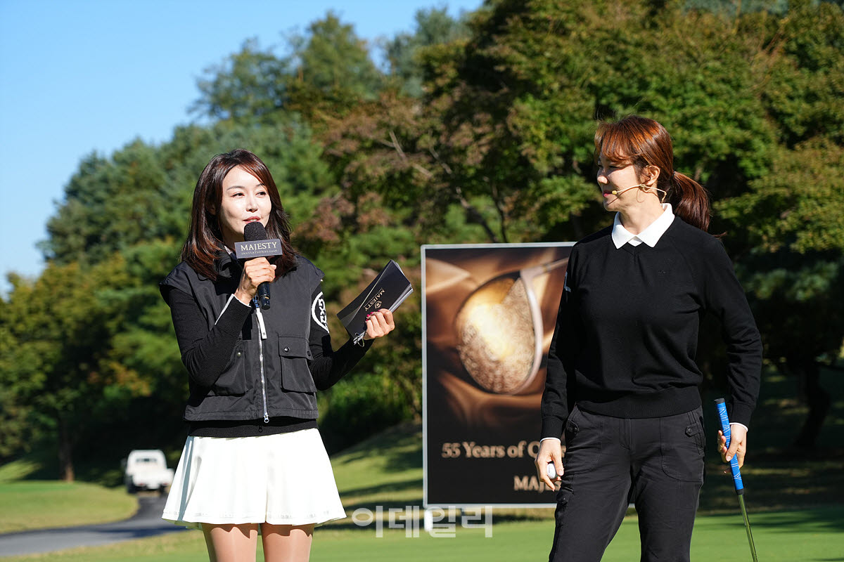 [포토]김영-김민아 아나운서,퍼트 교정 받으세요