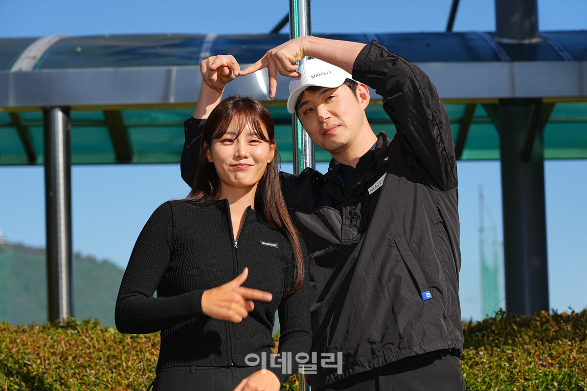 [포토]강소연-유기현,머리 위의 M포즈
