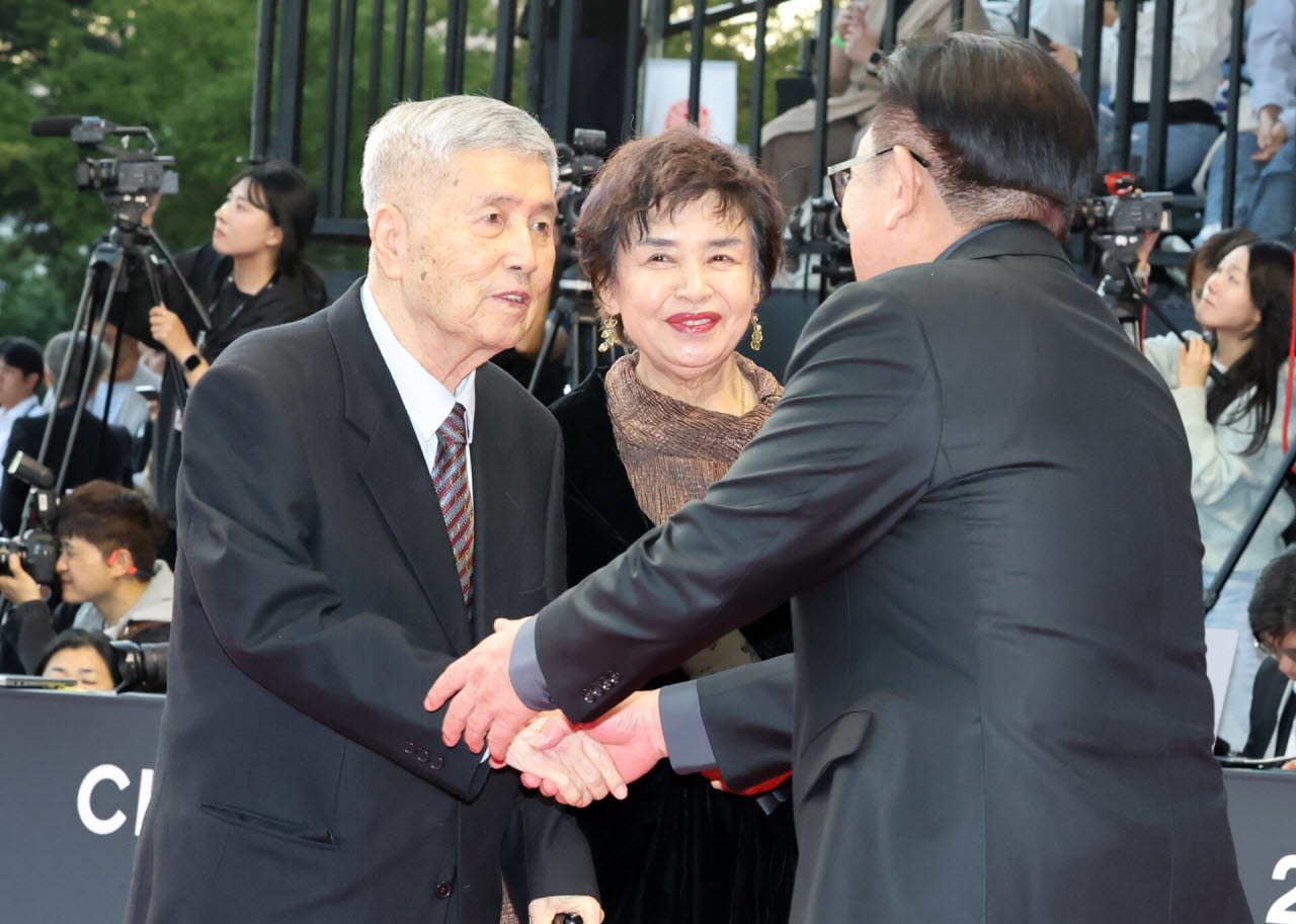 [포토]제31회 부산국제영화제 관계자 마중 받는 임권택 감독