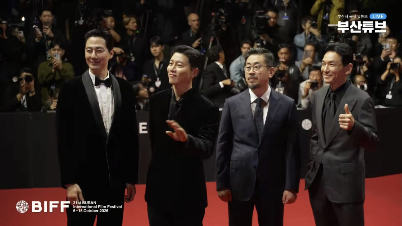 황정민, 사생활 의혹 딛고 공식석상…환한 미소로 등장[BIFF]
